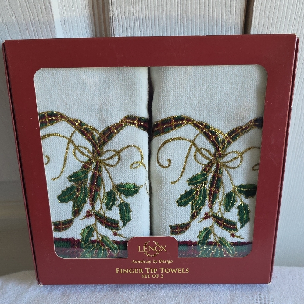Lenox Christmas Festive White and Gold Finger Tip Towels New In Box